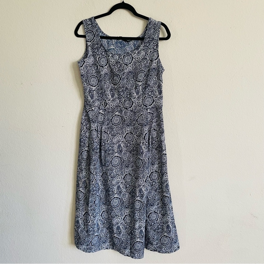Womans Elegant blue and White Patterned sleeveless Dress size M midi feminine